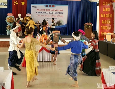 Các lưu học sinh trình diễn tiết mục múa “Vũ điệu đoàn kết”.