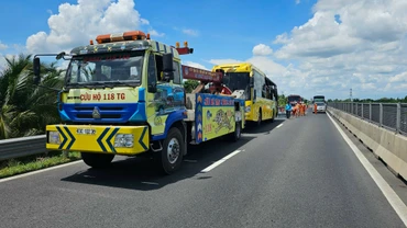 Cháy xe khách giường nằm trên cao tốc Trung Lương-Mỹ Thuận