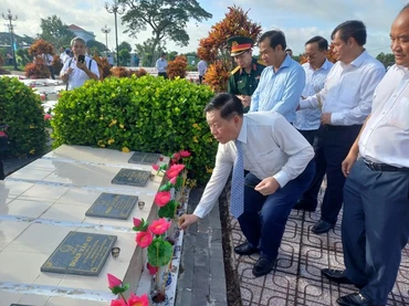 Đồng chí Nguyễn Trọng Nghĩa cùng Đoàn công tác viếng Nghĩa trang liệt sĩ.