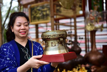 Tại những gian trưng bày sản phẩm đồng làng Đại Bái, công chúng được hòa mình vào không gian nghệ thuật chế tác đồng tinh xảo, nơi bàn tay tài hoa của các nghệ nhân và thợ thủ công Bắc Ninh thổi hồn vào từng đường nét chạm trổ. (Ảnh: Thế Dương)