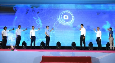 Các đại biểu thực hiện nghi thức phát động cao điểm hè sử dụng năng lượng tiết kiệm, hiệu quả năm 2025. (Ảnh: THẾ DƯƠNG)