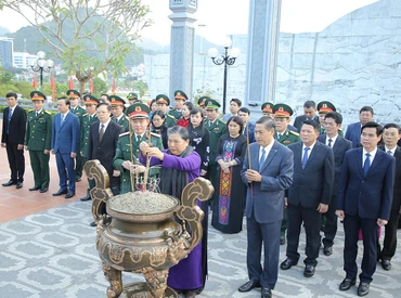 Các đại biểu dâng hương Đền thờ Bác Hồ tại Quảng trường Tây Bắc.