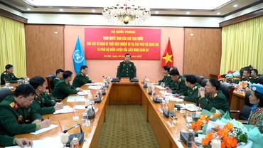 Thượng tướng Hoàng Xuân Chiến chủ trì buổi trao Quyết định của Chủ tịch nước cho các sĩ quan đi làm nhiệm vụ gìn giữ hòa bình Liên hợp quốc.
