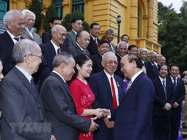 Chủ tịch nước Nguyễn Xuân Phúc với đoàn đại biểu Hội Cựu Giáo chức Việt Nam. (Ảnh: TTXVN)