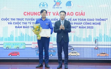 Bí thư Trung ương Đoàn Thanh niên cộng sản Hồ Chí Minh Nguyễn Tường Lâm (bên phải) trao giải Nhất Cuộc thi trực tuyến “Thanh niên với văn hóa giao thông” năm 2022 tặng thí sinh Nguyễn Hoàng Phúc. 