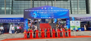 Ban tổ chức cắt băng khai mạc triển lãm Techfest Vĩnh Phúc 2022.