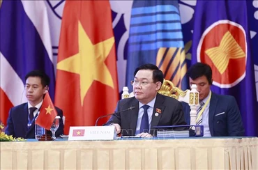 Chủ tịch Quốc hội Vương Đình Huệ dự phiên họp. (Ảnh: TTXVN)