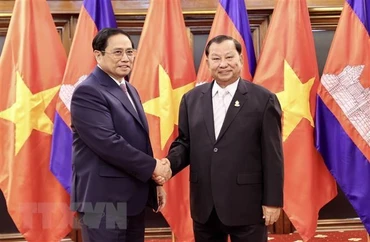 Thủ tướng Phạm Minh Chính hội kiến Chủ tịch Thượng viện Campuchia Samdech Say Chhum. (Ảnh: TTXVN)