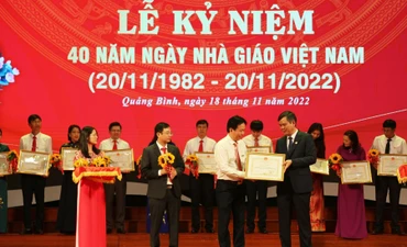 Chủ tịch tỉnh Quảng Bình Trần Thắng tặng bằng khen cho các thầy, cô giáo có thành tích xuất sắc.