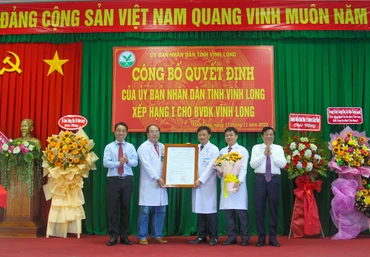 Lãnh đạo tỉnh Vĩnh Long trao quyết định công nhận bệnh viện hạng I cho Ban lãnh đạo Bệnh viện đa khoa tỉnh Vĩnh Long. 
