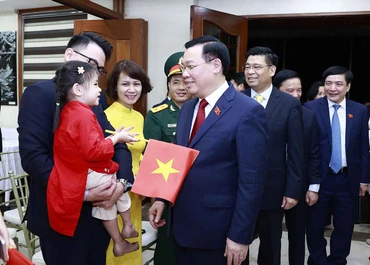 Chủ tịch Quốc hội Vương Đình Huệ thăm và nói chuyện với cán bộ, nhân viên Đại sứ quán Việt Nam tại Philippines. (Ảnh: TTXVN) 
