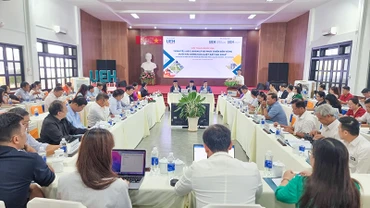 Các đại biểu tham gia phiên tổng thể của hội thảo.