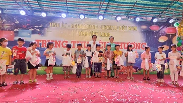 Lãnh đạo tỉnh Vĩnh Long trao quà Trung thu cho các em. 
