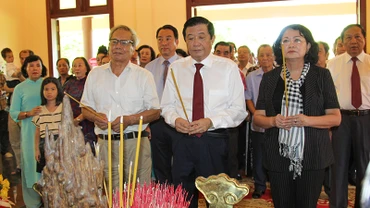 Nguyên Phó Chủ tịch nước Đặng Thị Ngọc Thịnh cùng lãnh đạo tỉnh Vĩnh Long dâng hương tại nhà lưu niệm. 