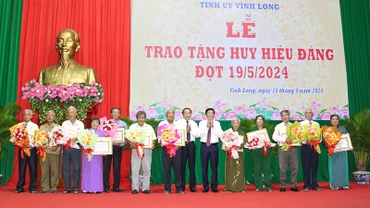 Trao huy hiệu Đảng cho những vị cao niên tuổi đảng. 