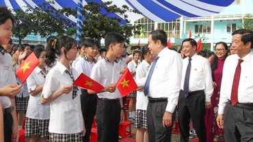 Chủ tịch Quốc hội Trần Thanh Mẫn thăm hỏi, động viên các em học sinh của Trường trung học phổ thông Phạm Hùng. 