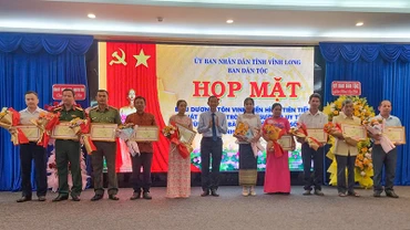 Lãnh đạo tỉnh Vĩnh Long trao Bằng khen cho 10 cá nhân có thành tích xuất sắc. 