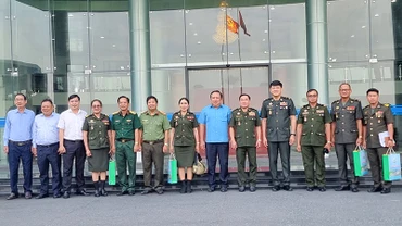Đoàn Tổng cục Dịch vụ quốc phòng, Bộ Quốc phòng Campuchia chụp ảnh lưu niệm tại Ủy ban nhân dân tỉnh Vĩnh Long sáng 18/1. 