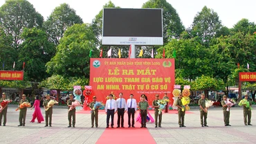 Lãnh đạo tỉnh Vĩnh Long chúc mừng ra mắt tổ bảo vệ an ninh trật tự cơ sở. 
