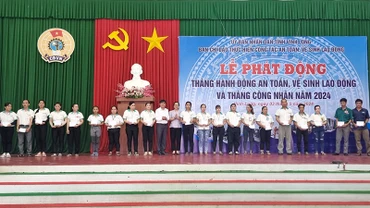 Lãnh đạo tỉnh Vĩnh Long trao tặng quà cho công đoàn viên khó khăn.