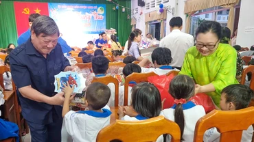 Đồng chí Trần Văn Rón và Phó Chủ tịch Ủy ban nhân dân tỉnh Vĩnh Long Nguyễn Thị Quyên Thanh trao quà trung thu cho các em thiếu nhi. 