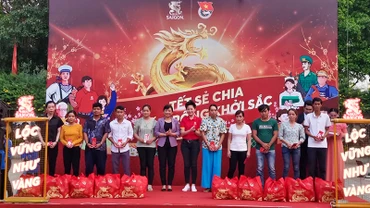Ban Tổ chức trao quà và lì xì cho công nhân khó khăn tại Vĩnh Long. 