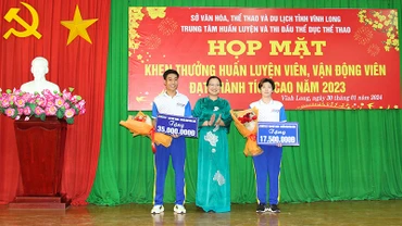 Lãnh đạo tỉnh Vĩnh Long trao thưởng cho vận động viên đạt thành tích cao