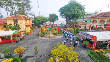 Đoàn lãnh đạo tỉnh Vĩnh Long vào viếng, thắp hương tại nơi thờ tự Quốc Tổ Hùng Vương được đặt tại ngôi Nhà cổ trong khuôn viên Bảo tàng Vĩnh Long (phường 1, thành phố Vĩnh Long).