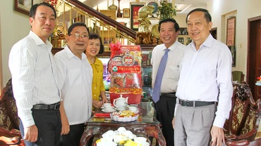Đoàn lãnh đạo tỉnh Vĩnh Long thăm và chúc Tết gia đình nguyên Bí thư Tỉnh ủy Vĩnh Long Trương Văn Sáu. 