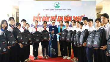 Lãnh đạo tỉnh Vĩnh Long tặng quà cho các em tham gia Diễn đàn. 