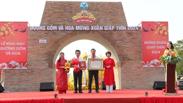 Tổ chức kỷ lục Việt Nam trao giấy chứng nhận “Đường gốm đỏ và hoa dài nhất Việt Nam”. 