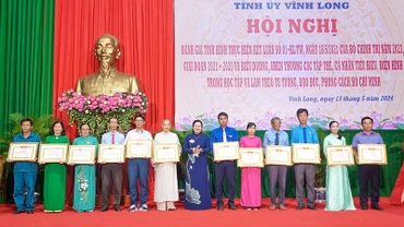 Những cá nhân học theo Bác được tuyên dương. 