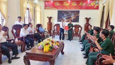 Bí thư Tỉnh ủy Vĩnh Long Bùi Văn Nghiêm tặng quà cho Bộ Chỉ huy Quân sự tỉnh Vĩnh Long. 