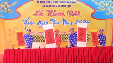 Lãnh đạo tỉnh Vĩnh Long khai bút đầu Xuân mới. 