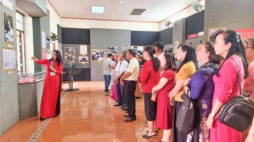 Các đại biểu tham quan ảnh tư liệu về Chiến thắng Điện Biên Phủ. 