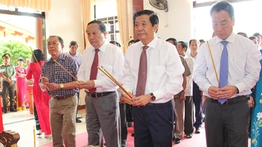 Lãnh đạo tỉnh Vĩnh Long dâng hương tưởng niệm Giáo sư, Viện sĩ Trần Đại Nghĩa. 