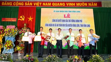 Bí thư Tỉnh ủy Vĩnh Long Bùi Văn Nghiêm trao Quyết định của Thủ tướng Chính phủ cho 6 xã của huyện Vũng Liêm được công nhận an toàn khu. 