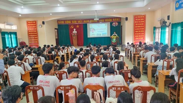 Quang cảnh nói chuyện chuyên đề về biển đảo Việt Nam tại Trường trung học phổ thông Lưu Văn Liệt vào chiều 17/4. 