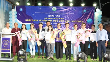 Trao thưởng cho sinh viên đạt giải cuộc thi giới thiệu sách với chủ đề: "Sách - Người bạn truyền cảm hứng" năm 2024. 