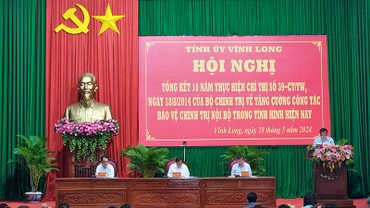 Chủ trì hội nghị. 