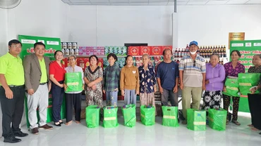 Ban tổ chức trao quà cho gia đình khó khăn trong lễ ra mắt. 