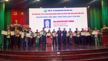 Lãnh đạo tỉnh Vĩnh Long vinh danh các doanh nhân tiêu biểu của tỉnh