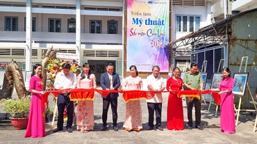 Nghi thức khai mạc "Triển lãm Sắc màu Cửu Long 2024" tại trụ sở Hội Văn học nghệ thuật tỉnh Vĩnh Long sáng 24/4/2024. 
