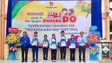 Ban Tổ chức tuyên dương 5 học sinh "Thủ khoa đầu vào". 