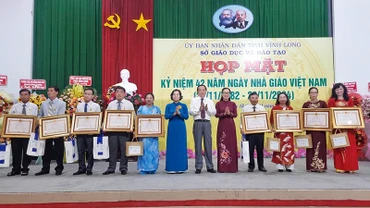 Lãnh đạo tỉnh Vĩnh Long tuyên dương Nhà giáo ưu tú. 