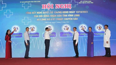 Ban tổ chức thực hiện nghi thức công bố 5 kỹ thuật chuyên sâu được chuyển giao. 