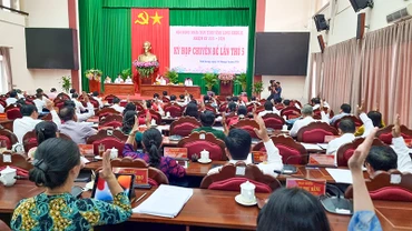 Đại biểu Hội đồng nhân dân tỉnh Vĩnh Long biểu quyết thông qua các Nghị quyết tại kỳ họp. 