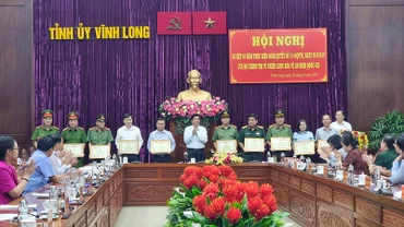 Bí thư Tỉnh ủy Vĩnh Long Bùi Văn Nghiêm khen thưởng cho những tập thể có thành tích xuất sắc.