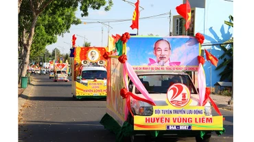Hội thi xe hoa cổ động. 