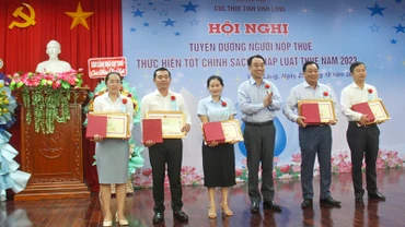 Chủ tịch Ủy ban nhân dân tỉnh Vĩnh Long Lữ Quang Ngời trao Bằng khen cho người nộp thuế tiêu biểu. 